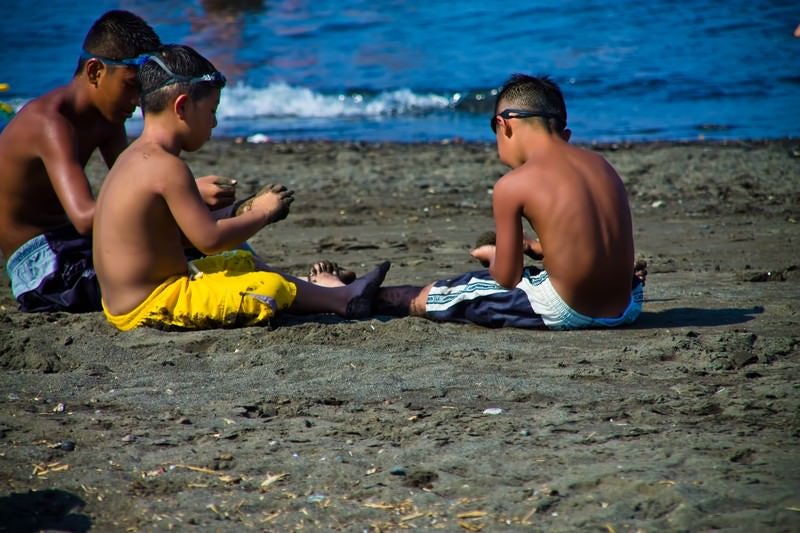 浜辺の3兄弟の写真