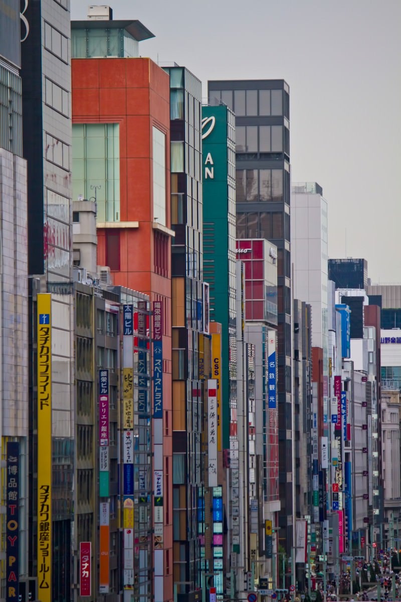 新橋の駅前のビルの写真