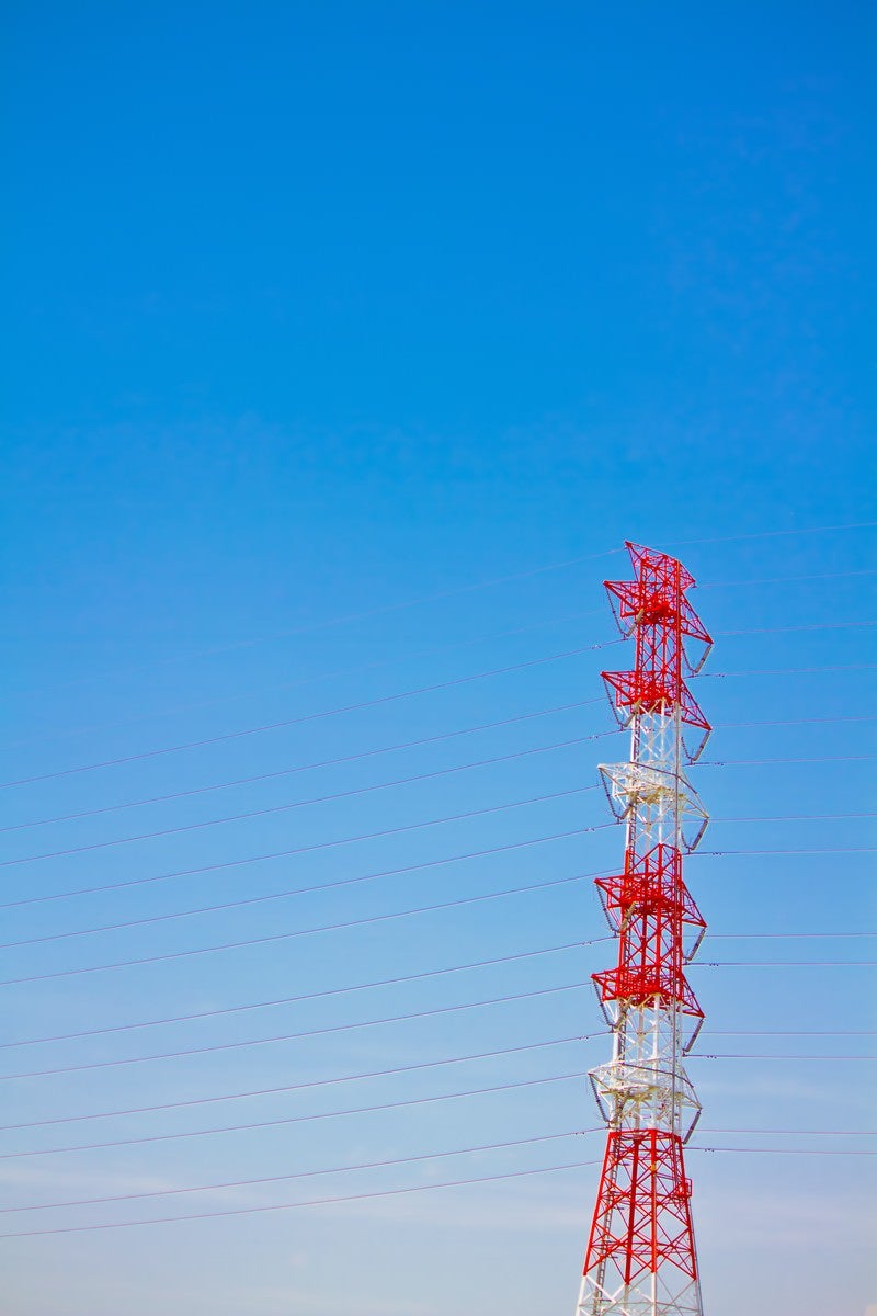 青い空と送電線の写真