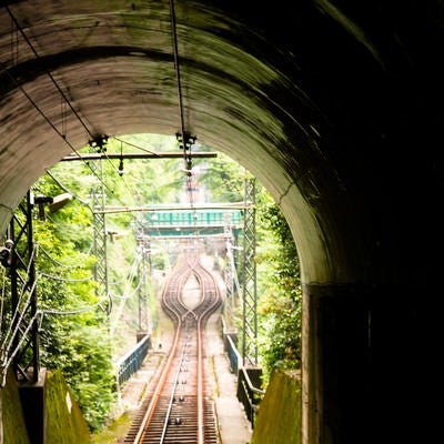 ケーブルカーのトンネルの写真