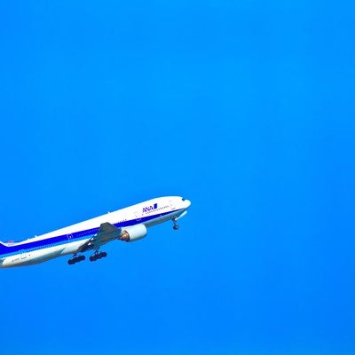 飛び立つ飛行機の写真