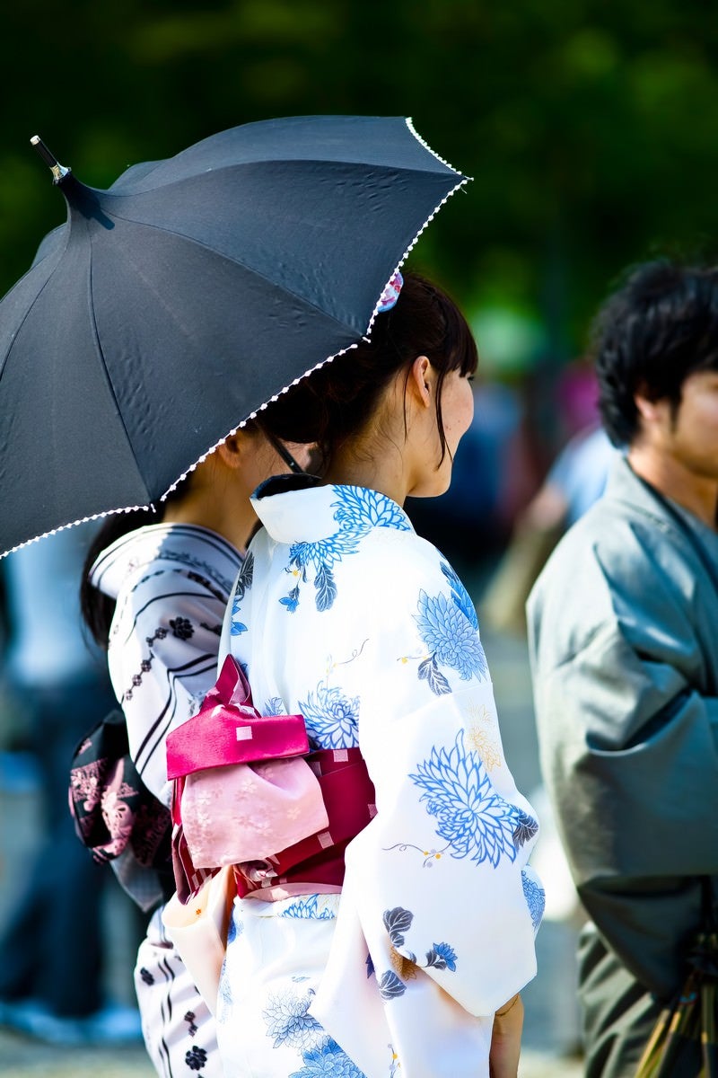 日傘をさす浴衣の女性の写真