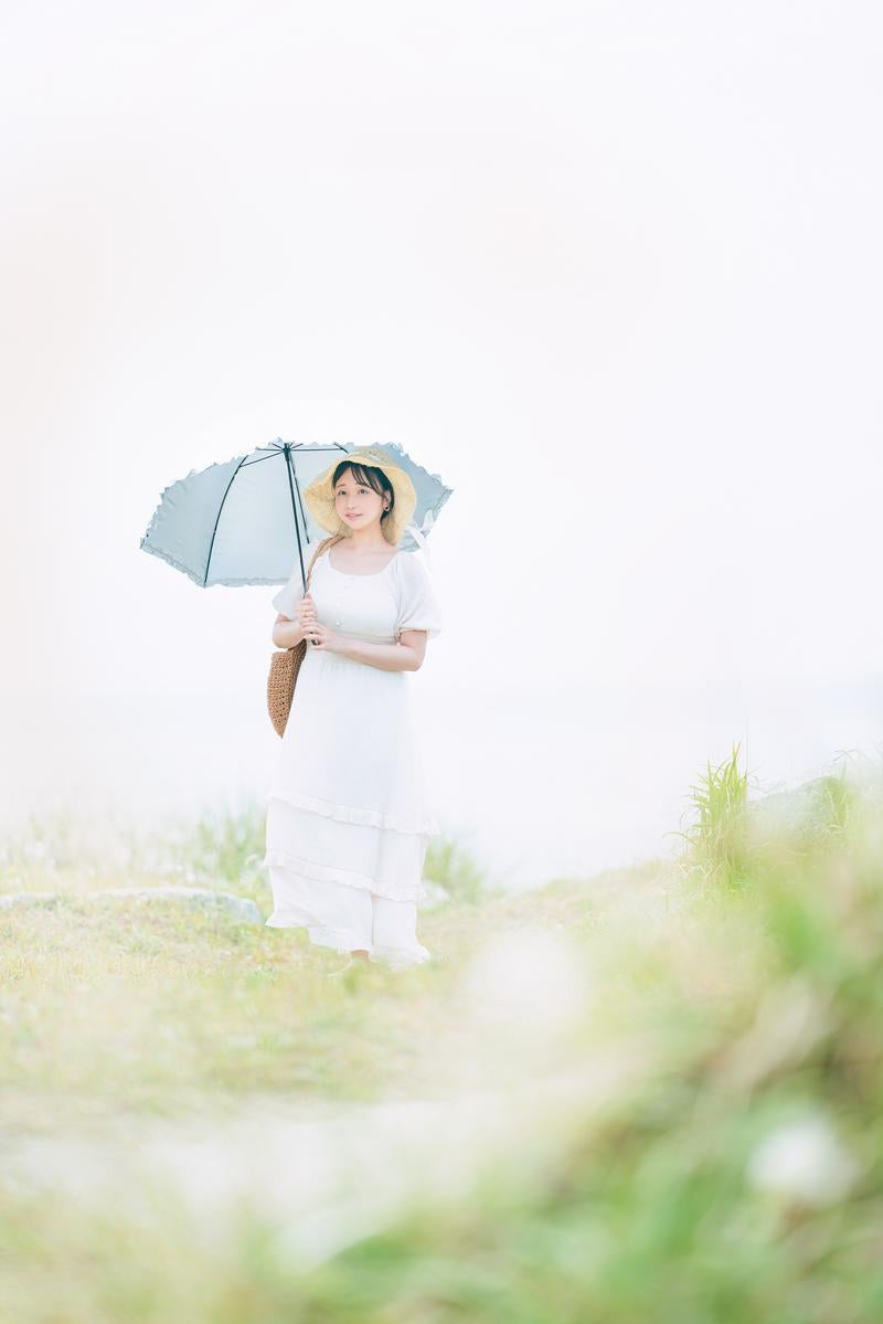 日傘を差し歩く彼女の姿の写真