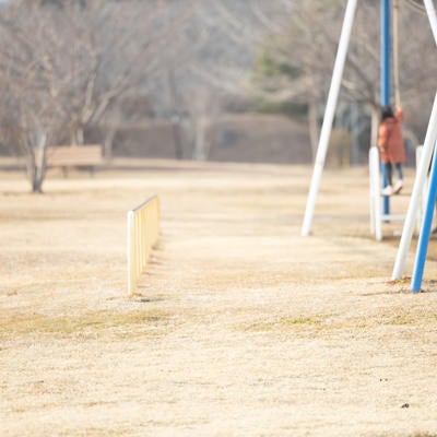 広々とした天神岬公園の遊ぶ家族の写真