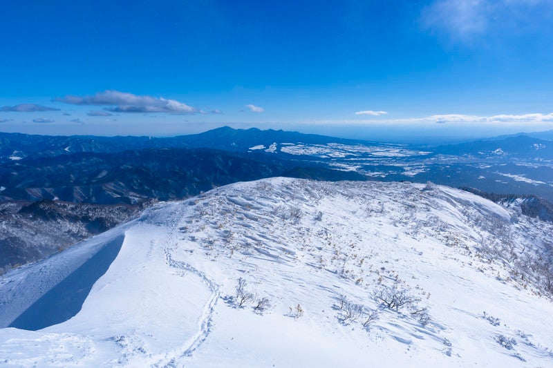 上州武尊山の稜線へと続く足跡の写真