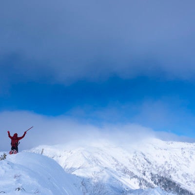 冬の登山道に膝をつく登山者（上州武尊山）の写真