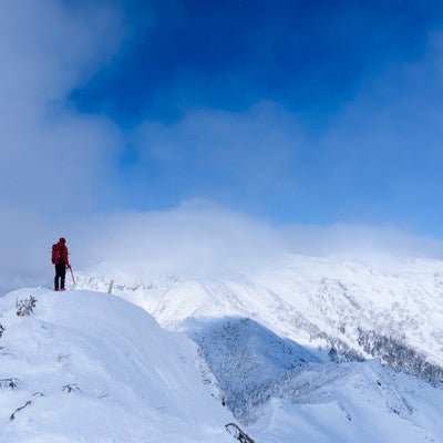 冬の上州武尊山を拝む登山者の写真