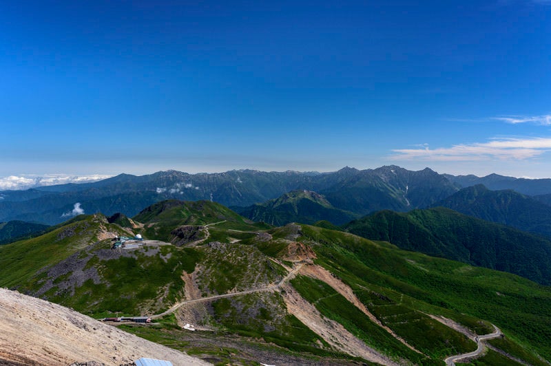 乗鞍岳山頂から見る北アルプスの山々の写真