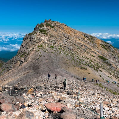 乗鞍岳山頂へと向かう登山者たちの写真