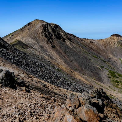 岩だらけの乗鞍岳稜線の写真