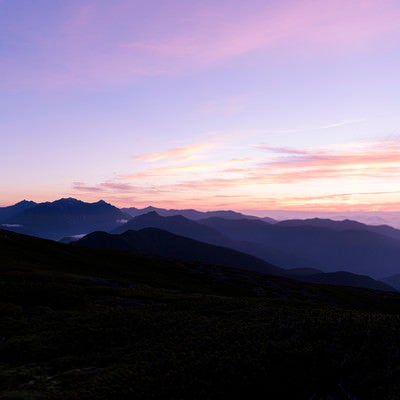 紫色に染まる空とアルプスの景色の写真