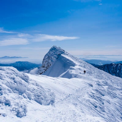 雪に彩られたトマの耳（谷川岳）の写真