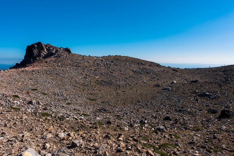 別の惑星の地面のような那須岳の山頂の写真