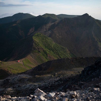 午前の柔らかい光が差す那須岳避難小屋の写真