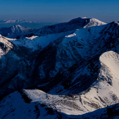 朝の光照り付ける那須連山の景色の写真