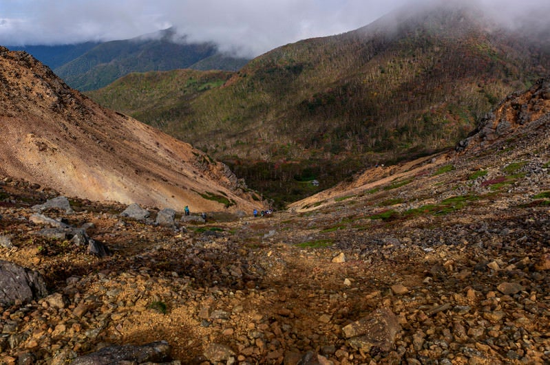 那須茶臼岳を目指して登る登山者たち（那須岳）の写真