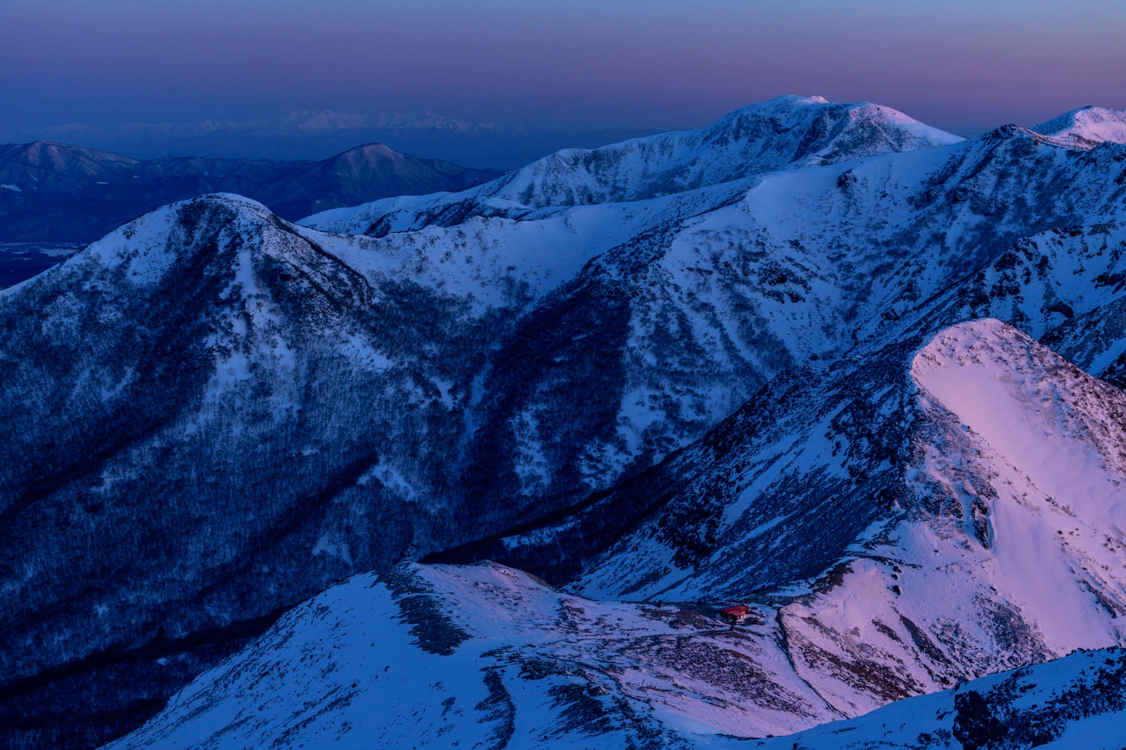 「雪に閉ざされた那須連山と避難小屋（那須岳）」の写真