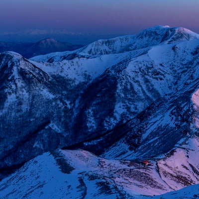 雪に閉ざされた那須連山と避難小屋（那須岳）の写真