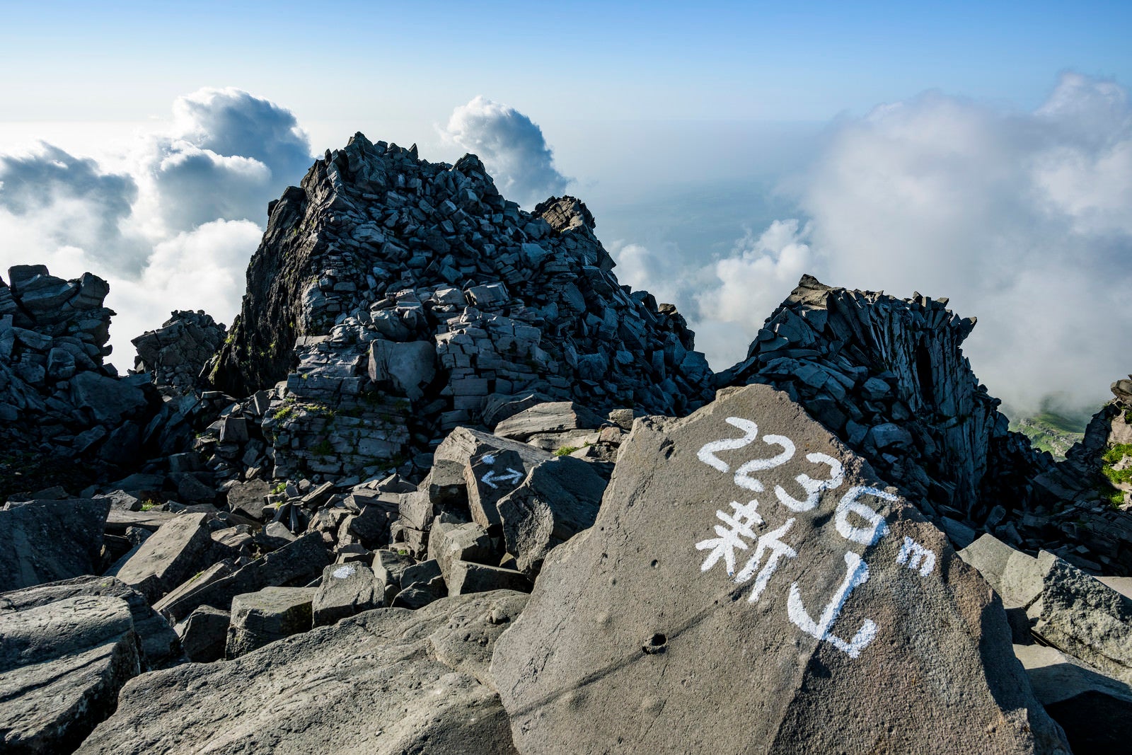 「2236ｍ新山と書かれた鳥海山山頂」の写真