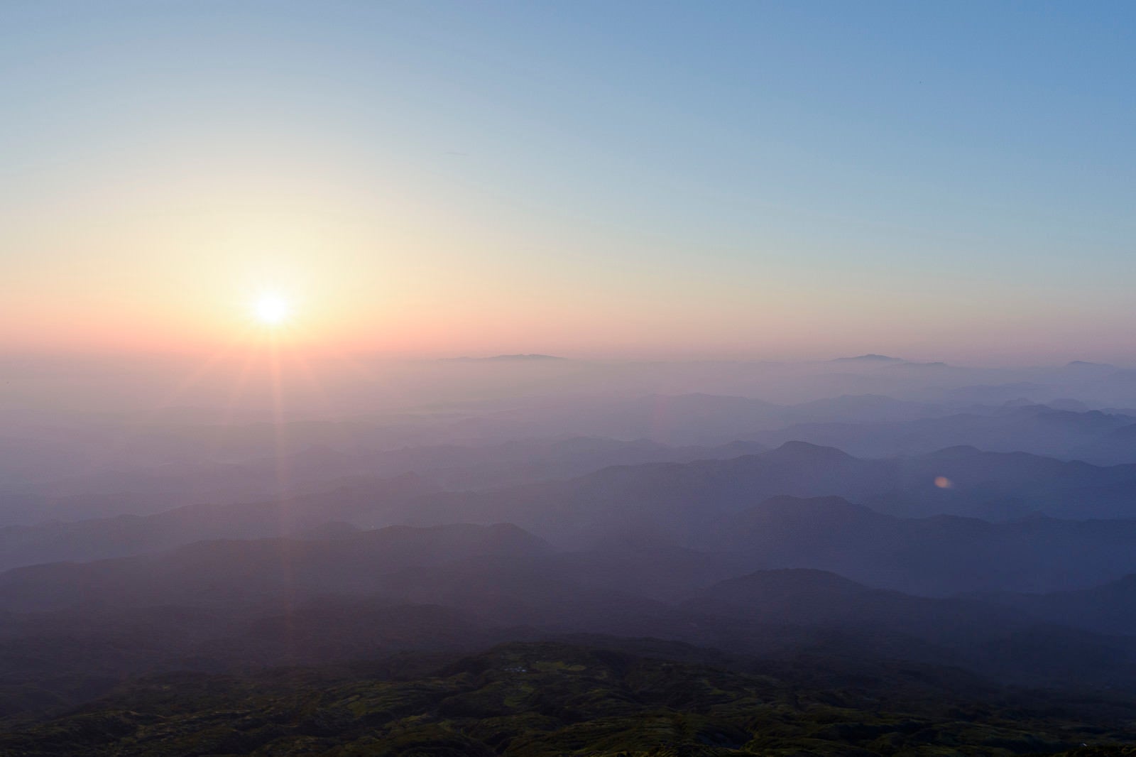 「真っ白に染まる鳥海山の朝」の写真