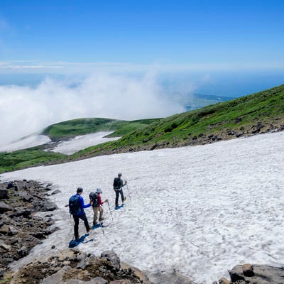 鳥海山を下る登山者たちの写真