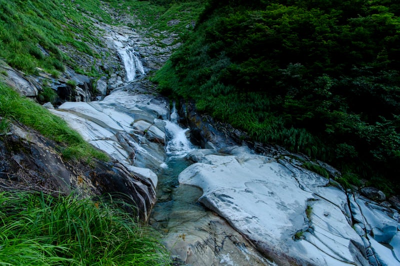 崖っぷちを歩くヌクビ沢登山道の景色（巻機山）の写真