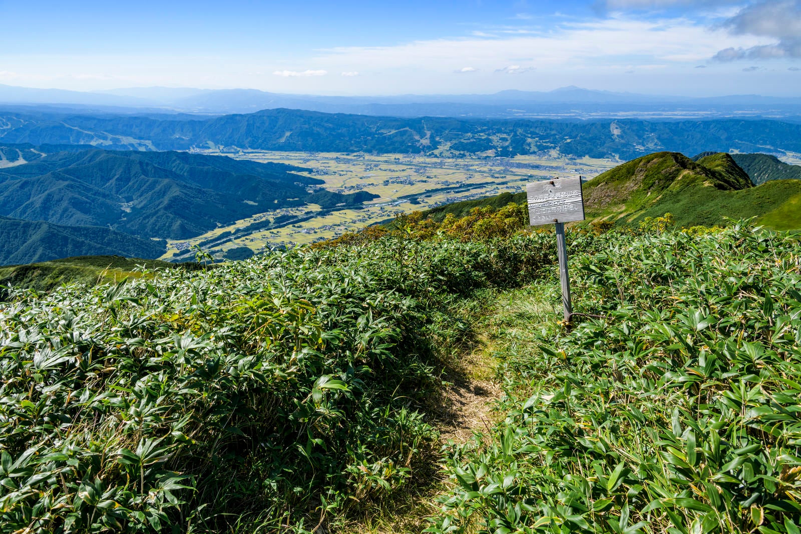 「割引山から見る魚沼方面の景色（巻機山）」の写真