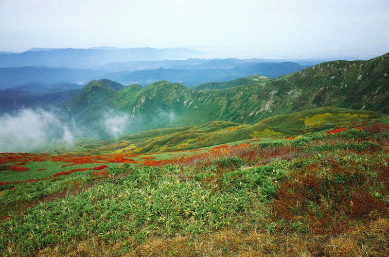 時折ガスが迫る月山の山肌の写真