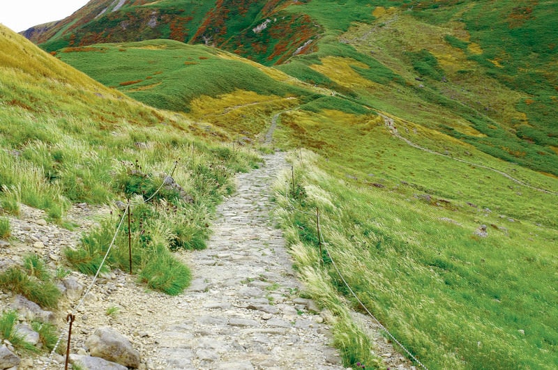 良く整備された月山登山道の写真