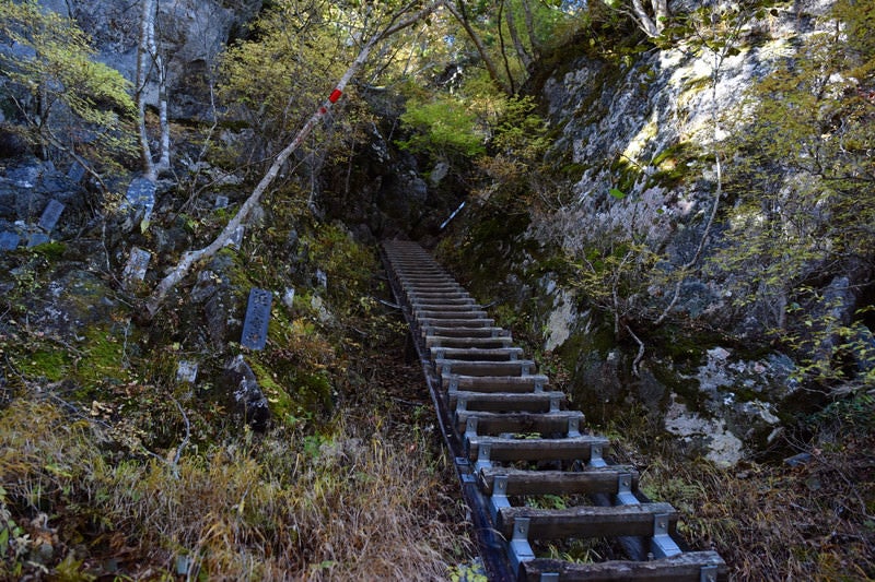 黒戸尾根にかけられた長い長いはしご（甲斐駒ヶ岳）の写真