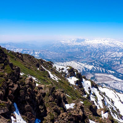 雪解けを迎える至仏山と上越の山々の写真