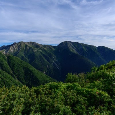 赤石岳中腹から見る悪沢岳（南アルプス）の写真