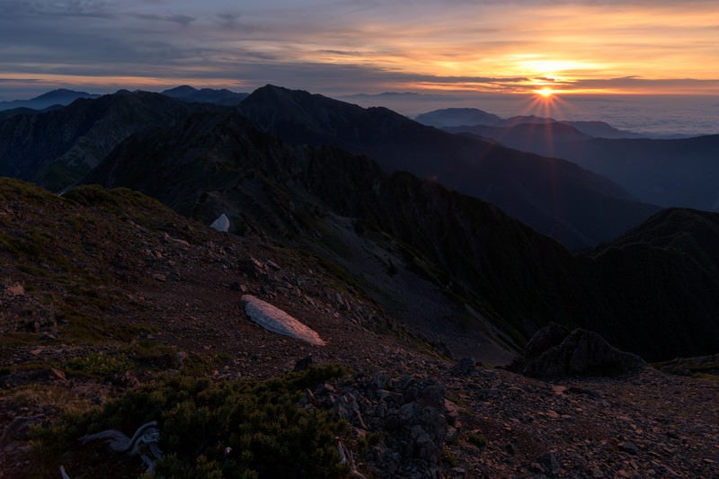 赤石岳山頂から見る朝焼けと南アルプスの山々の写真