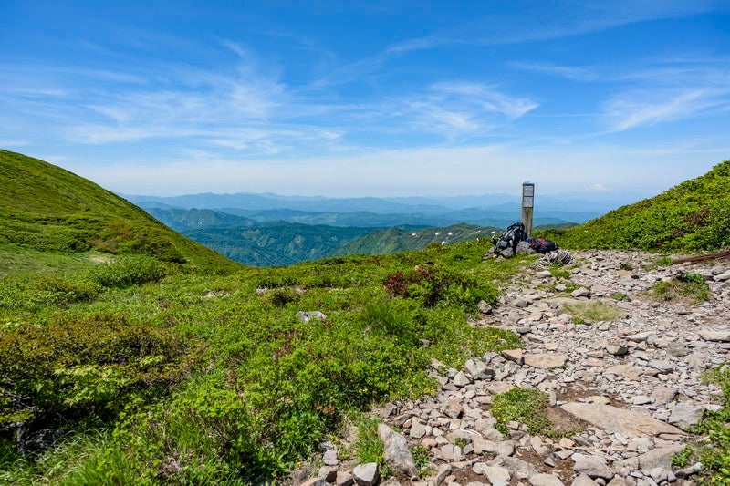 登山道とデポされた荷物の写真