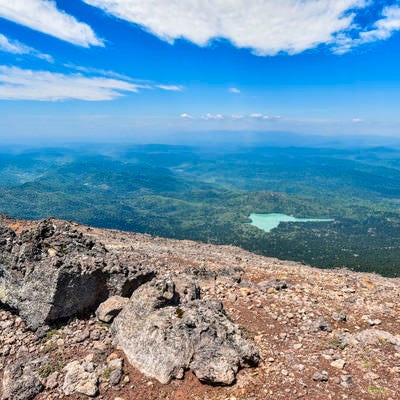 阿寒富士から眺めるオンネトーと北海道の大地の写真