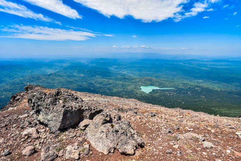 阿寒富士から眺めるオンネトーと北海道の大地の写真