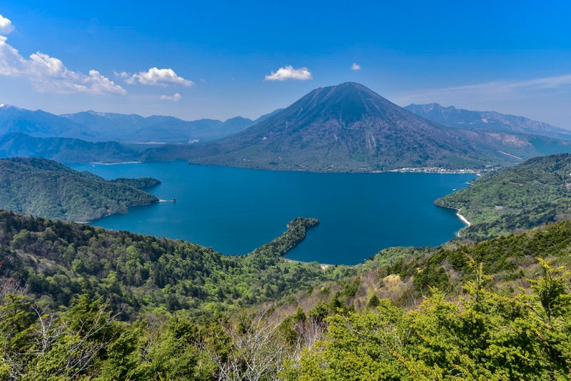 半月山から見る中禅寺湖と男体山（栃木県日光市）の写真