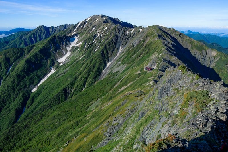 標高が日本二位（3,193m）の北岳から見る三位の間ノ岳の写真