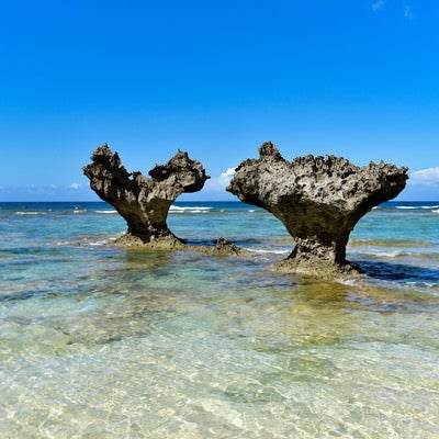 恋島の名所ハートロック（沖縄県）の写真