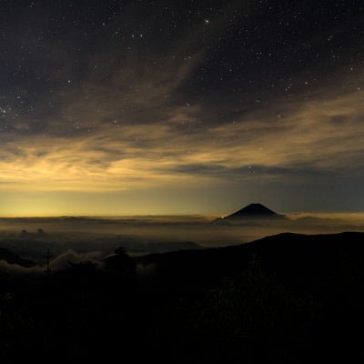 千枚小屋から見る星空と雲に浮かぶ富士山の写真