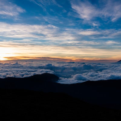 千枚岳から望む朝焼けと富士山の写真