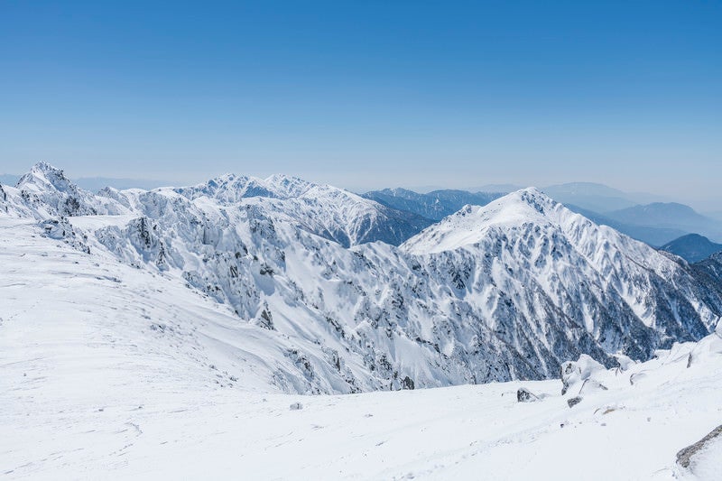 冬の登山道から見る三ノ沢岳方面の眺望の写真