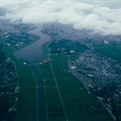 川沿いの田園地帯と整備された街並みの写真