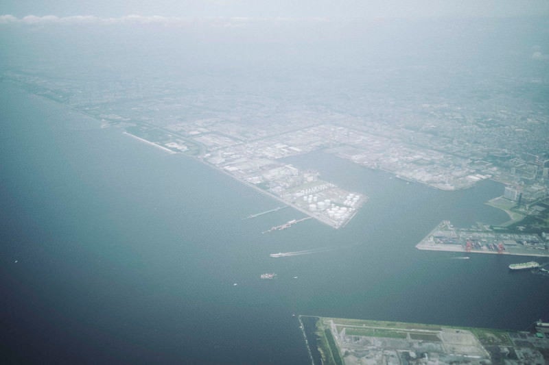 船が行きかう袖ケ浦の港の写真