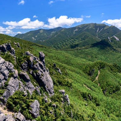 瑞牆山の岩肌と金峰山の写真