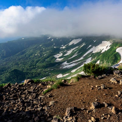 雲が迫る高根ヶ原と高原沼方面の写真