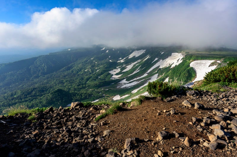 雲が迫る高根ヶ原と高原沼方面の写真