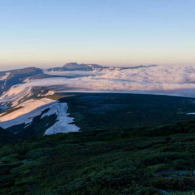 高根ヶ原を駆ける滝雲となる雲海の写真