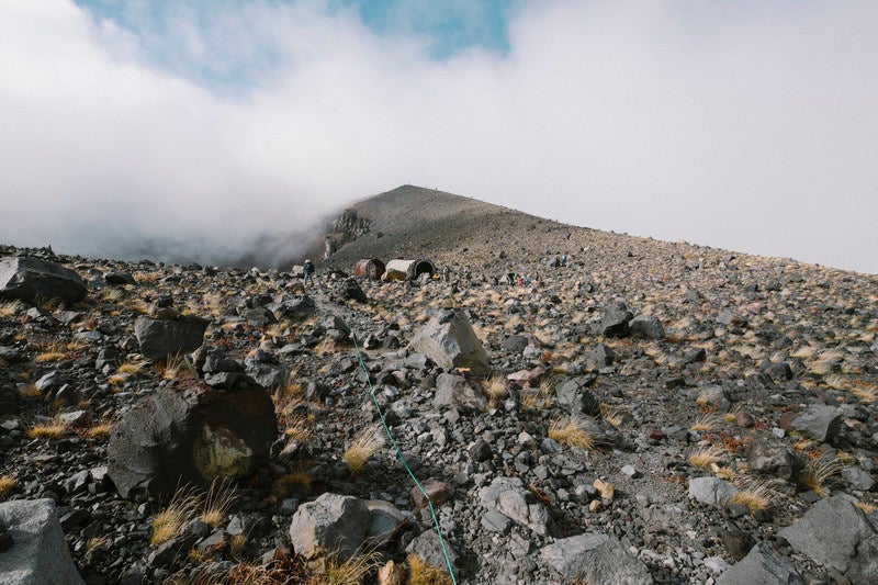 雲に包まれる前掛山への道の写真