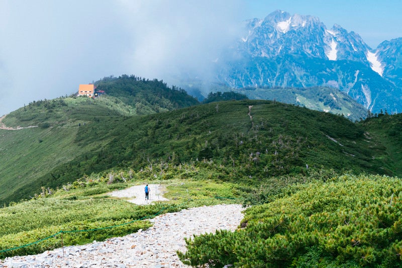 種池山荘へ向かう登山者と剱岳の写真